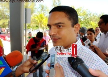 Como varios políticos, Raymundo King se “cuadra” ante Mauricio Góngora