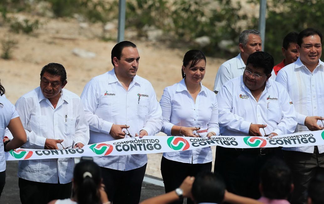 El gobernador y la directora de la CDI inauguran moderna carretera e infraestructura básica en la zona maya