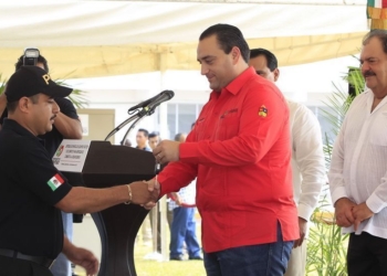 El Gobernador Roberto Borge Entrega Vehículos, Armamento, Equipo Táctico, Mobiliario Y Computadoras A La Procuraduría De Justicia Y A La Policía Ministerial Acreditable