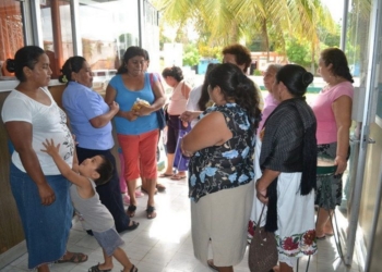 Un grupo de mujeres realizaron una manifestación en las instalaciones de la Jurisdicción Sanitaria
