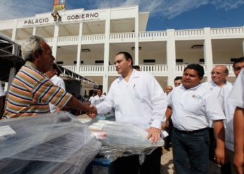 Entrega El Gobernador Roberto Borge Maquinaria Y Equipo Para Fomentar El Autoempleo