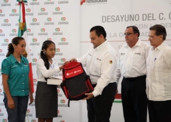 La educación seguirá siendo uno de los faros más luminosos que guíen a los niños y jóvenes de Quintana Roo, dice el Gobernador