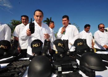 Entrega El Gobernador Roberto Borge Armamento, Vehículos, Equipos De Radiocomunicación Y Uniformes A La PGJE