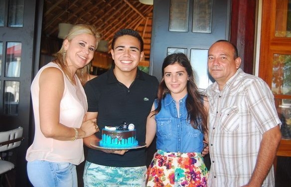 Con sus padres que siempre lo han apoyado en todas las desciciones trascedentales Oscar Rivero Fernandez y Nadia Inzunza junto con su novia Adriana Rosado Reyez.