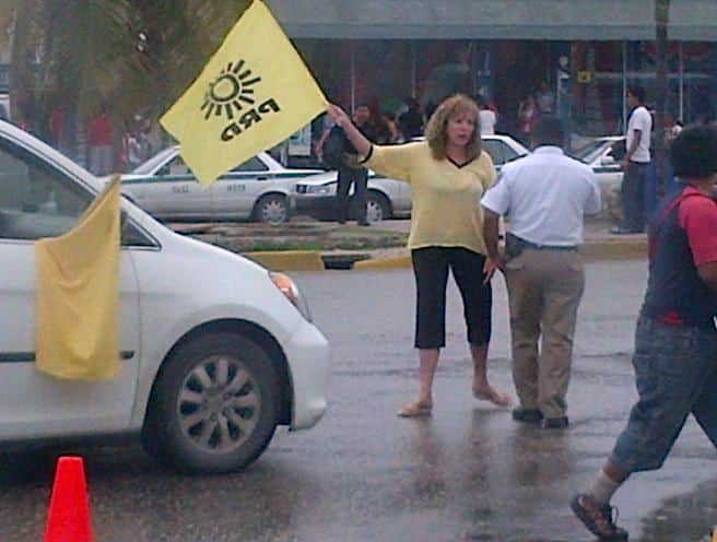 Prepotente candidata irrumpe en marcha pacífica