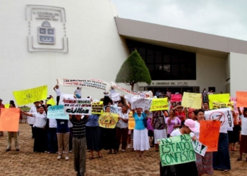 No a los curas en las escuelas