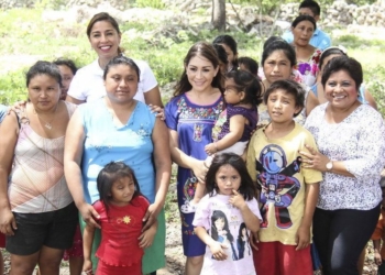 Marybel Villegas escucha y atiende a vecinos de Lázaro Cárdenas