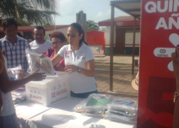Negocio político la entrega de útiles escolares