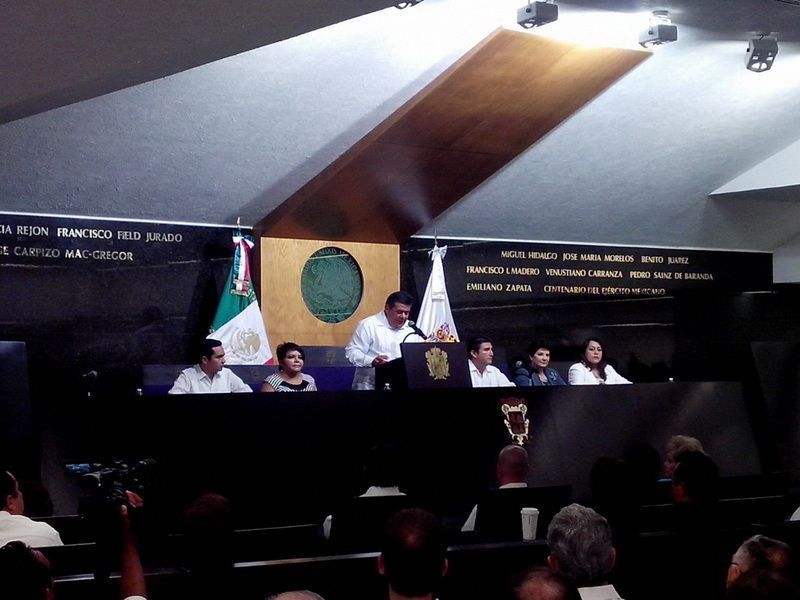 Entrega gobernador Fernando Ortega Bernes V Informe de Gobierno a la LXI Legislatura