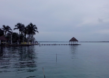 Disminuyen paseos en lancha por la Laguna de Bacalar a causa de las lluvias