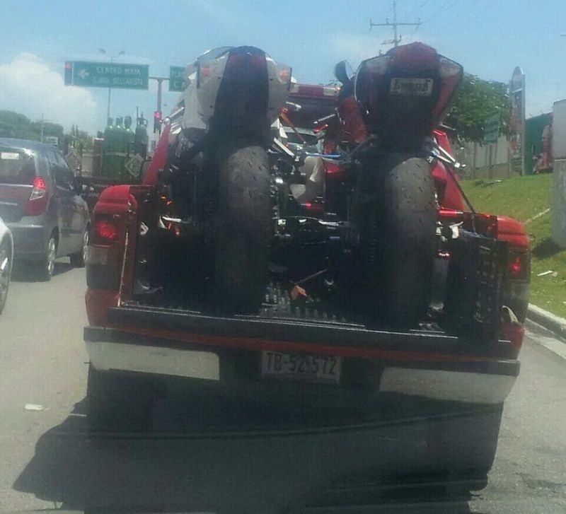 No defiende a las mujeres pero si apoya a los motociclistas con vehículos oficiales