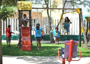 Reconocen padres de familia trabajo de Mauricio Góngora por parques y deportivos para sus hijos