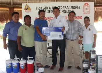 Reconoce Edil de Bacalar la labor de los trabajadores del servicio público