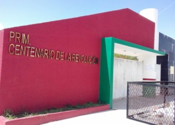 Directora de escuela primaria de tiempo completo condiciona alimentación de alumnos