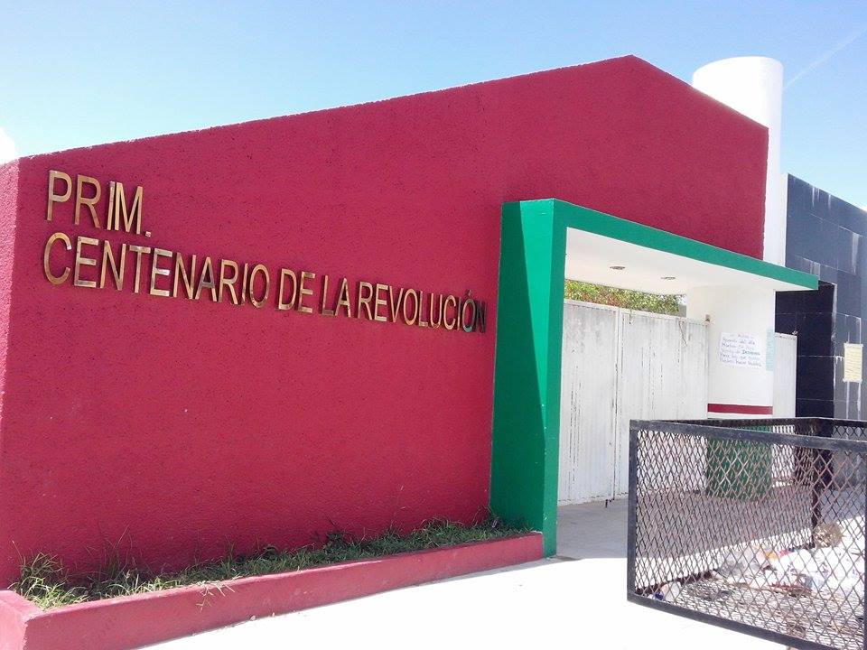 Directora de escuela primaria de tiempo completo condiciona alimentación de alumnos