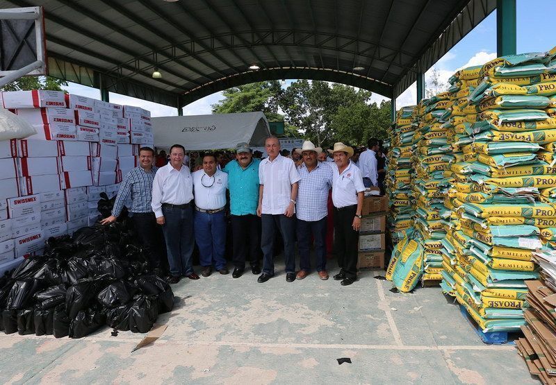 Atestigua Abuxapqui entrega de apoyos a productores rurales