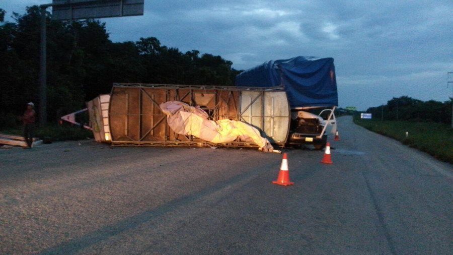Choca tracto camión que traía los juegos mecánicos a la Expoferia