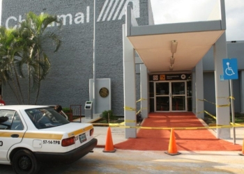 A pesar del malestar para turistas, siguen remozando Aeropuerto de Chetumal