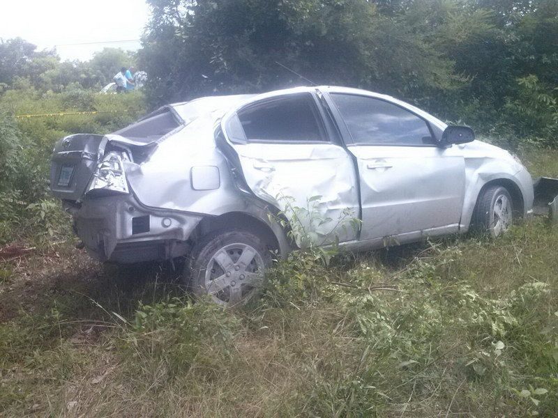 Imprudencia de conductora y gravilla suelta provocan accidente en la carretera Chetumal-Bacalar