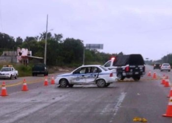 Embisten a Taxi en carretera Bacalar-Buenavista; dos lesionados