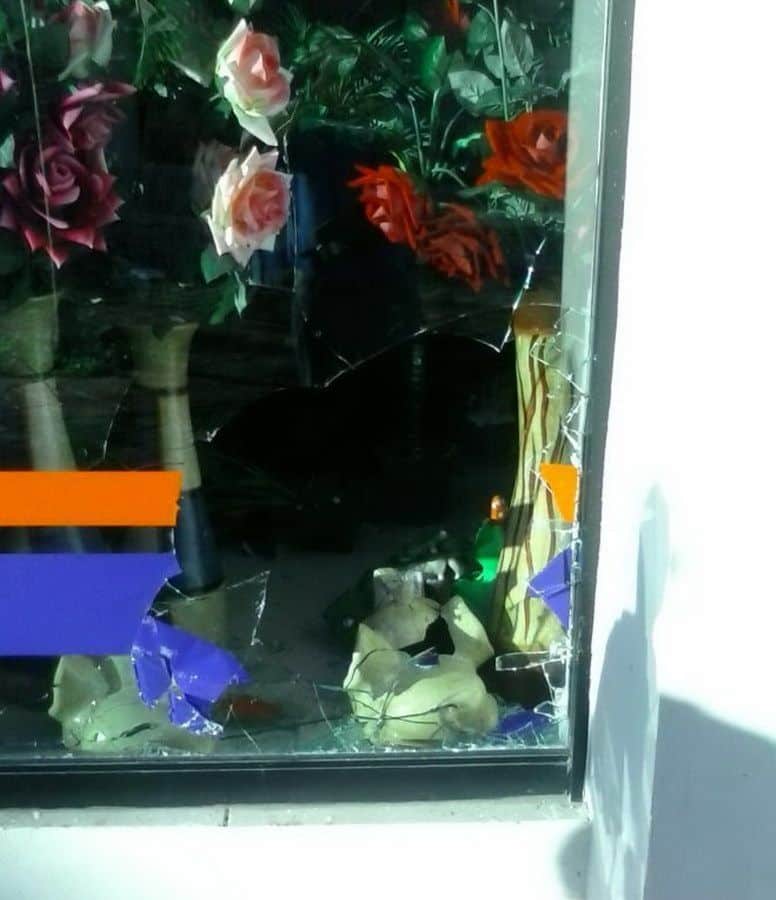 Cristalazo a tienda de telas en la Flamboyanes