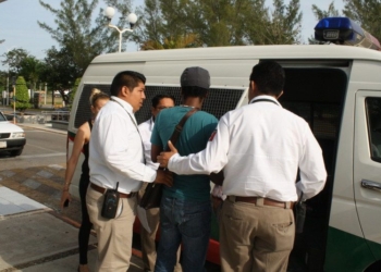 Por visa vencida, migración detiene a cubano en aeropuerto de Chetumal