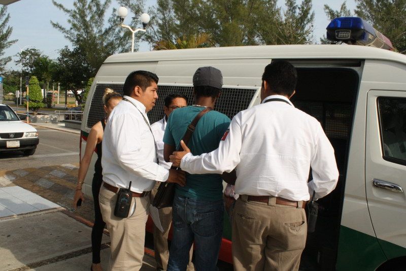 Por visa vencida, migración detiene a cubano en aeropuerto de Chetumal