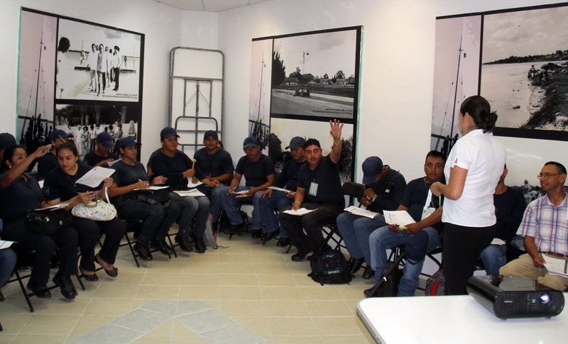 Capacitan a policías municipales de Bacalar en materia de Derechos Humanos