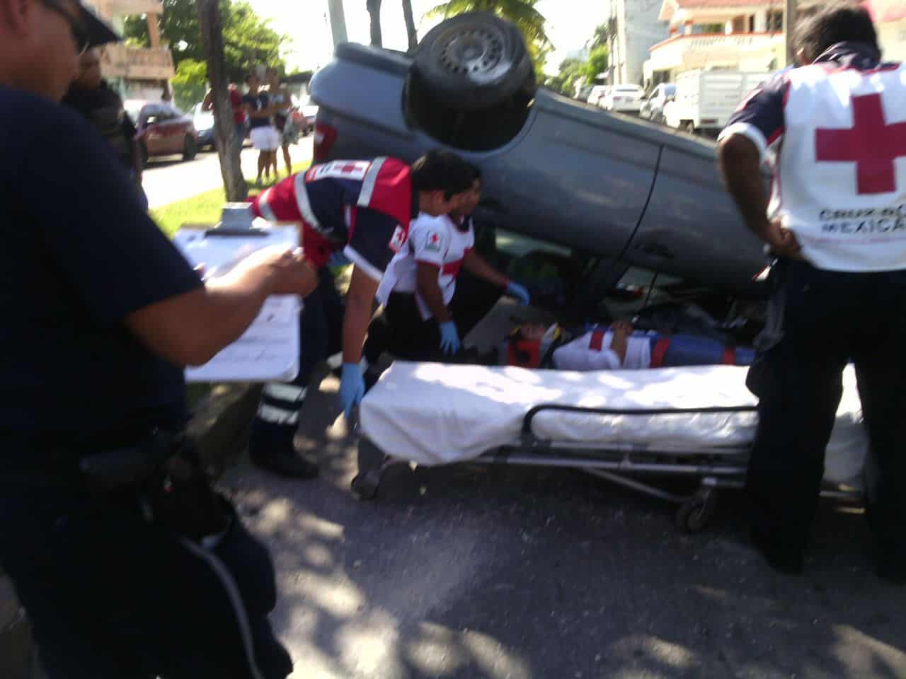 Chocan Jetta y da volteretas en Chetumal
