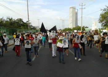 Cancún marcha y se une a exigencia para que aparezcan vivos los 43 normalistas guerrerenses