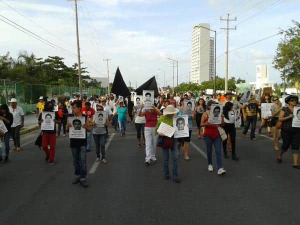 Cancún marcha y se une a exigencia para que aparezcan vivos los 43 normalistas guerrerenses