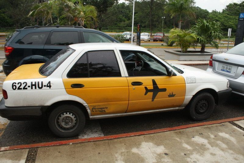 Se agudiza crisis de transporte en el Aeropuerto Internacional de Chetumal
