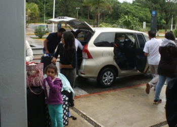 “Particulares” hacen negocio con pugna de socios de la OAE, al prestar servicio de transporte en aeropuerto de Chetumal