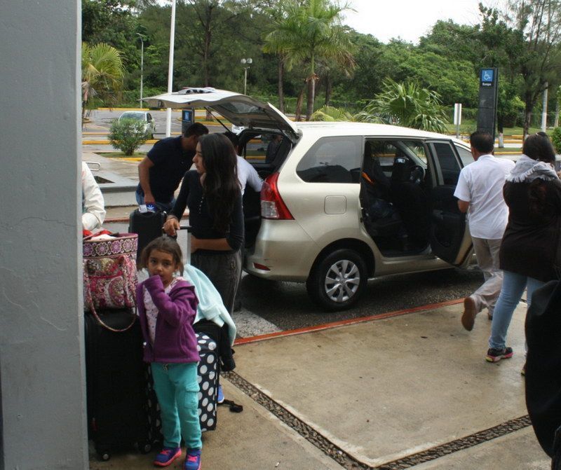 “Particulares” hacen negocio con pugna de socios de la OAE, al prestar servicio de transporte en aeropuerto de Chetumal