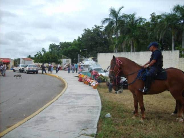 Transito garantizan seguridad en Panteones de Chetumal
