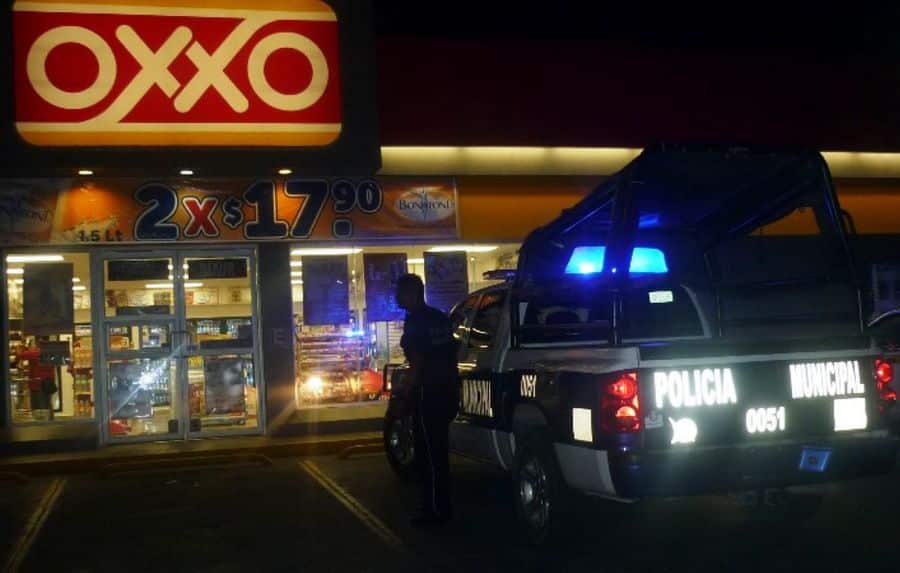 Tres sujetos intentaron asaltar y llevarse el cajero automático del Oxxo de Huay Pix