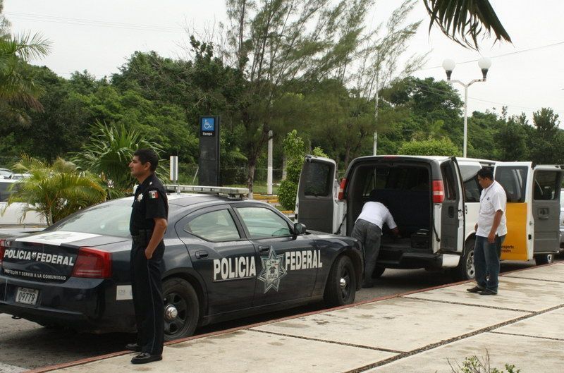 Policía Federal “halconea” a taxistas en Aeropuerto de Chetumal
