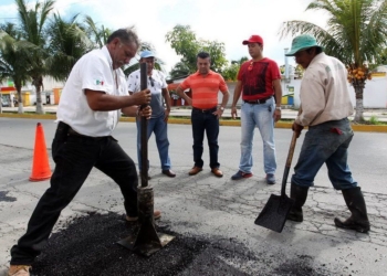 Recorre y supervisa Mauricio Góngora trabajo de bacheo en Solidaridad