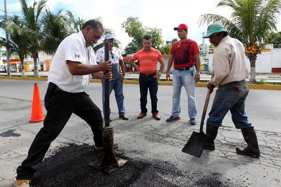 Recorre y supervisa Mauricio Góngora trabajo de bacheo en Solidaridad