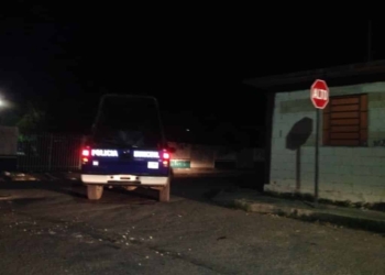 Una damita se salvó de par de maleantes que vigilaban su casa