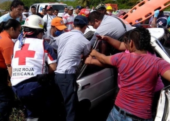 Chocan dos autos en la carretera Chetumal-Bacalar, hay cuatro lesionados
