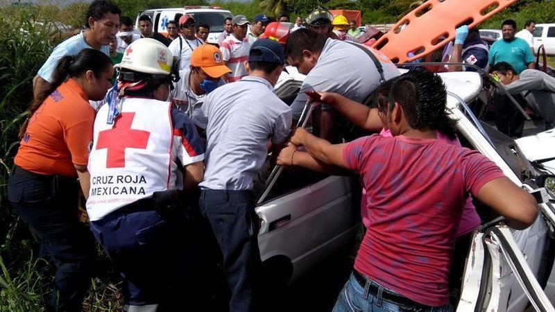 Chocan dos autos en la carretera Chetumal-Bacalar, hay cuatro lesionados
