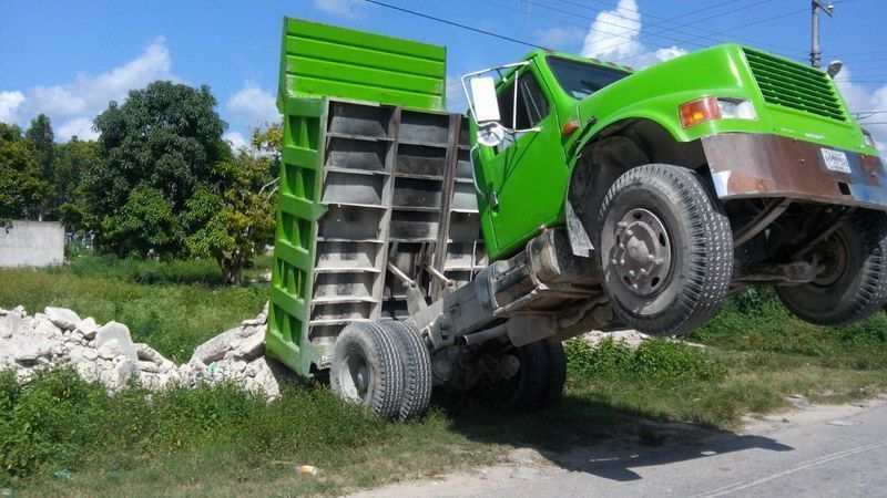 Volquete con las “patas pa arriba”