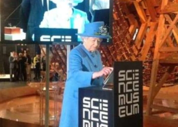 Entra al mundo de Twitrer la reina Isabel II