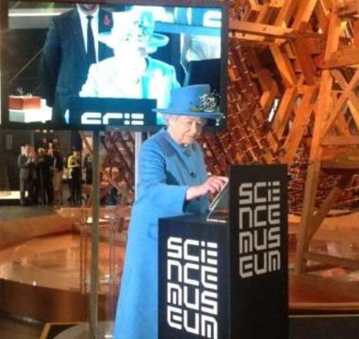 Entra al mundo de Twitrer la reina Isabel II