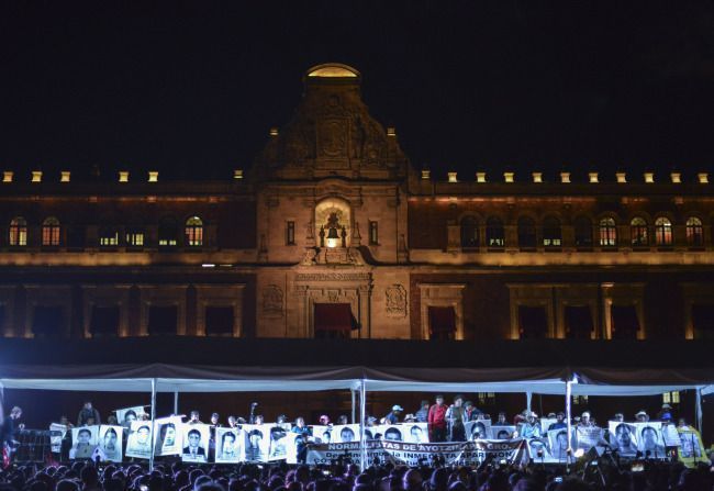 El gobernador Ángel Aguirre pide licencia a su cargo por el caso Ayotzinapa