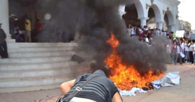 Fotos: Queman ayuntamiento de Tlapa