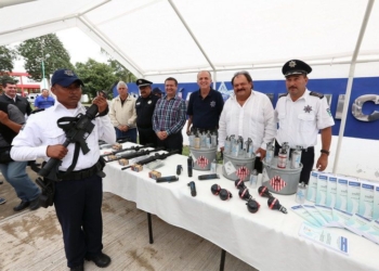 Entrega Abuxapqui armamento y apoyos a Policía Municipal