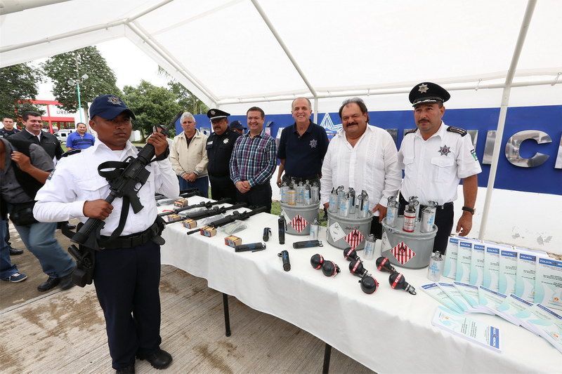 Entrega Abuxapqui armamento y apoyos a Policía Municipal