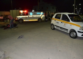 Motociclista se estampa contra taxi en Fraccionamiento “Los Caribes”